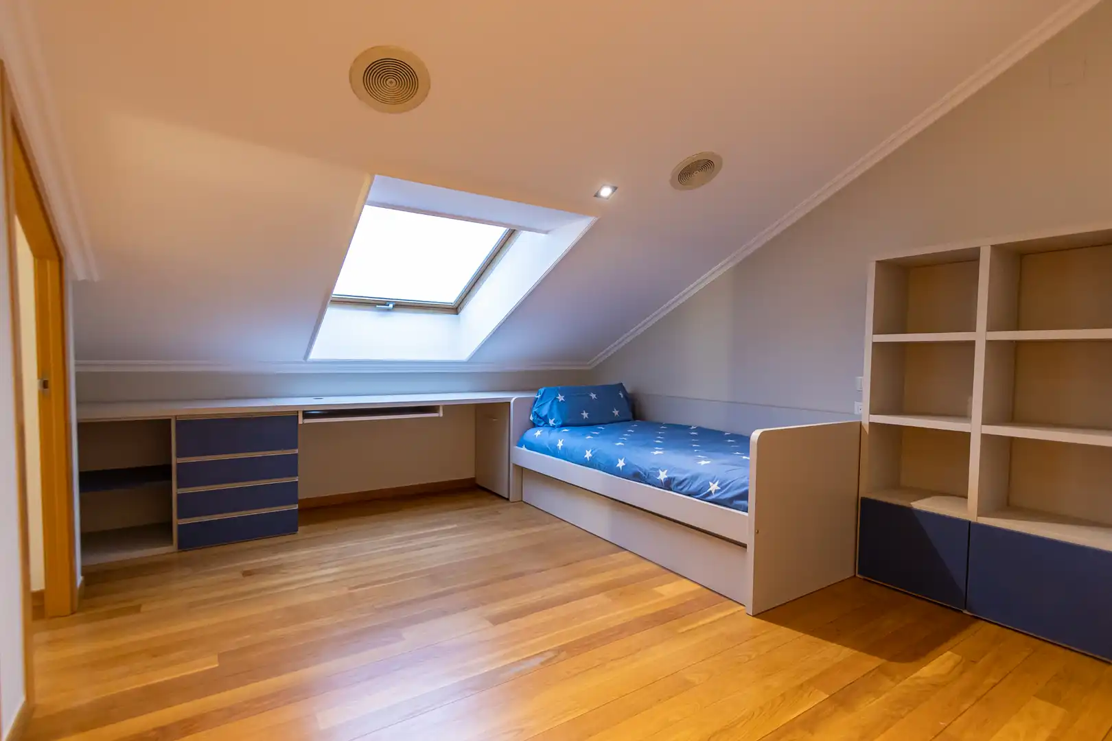 Dormitori de Dúplex de lloguer en Ourense Capital  amb Aire condicionat, Calefacció i Parquet