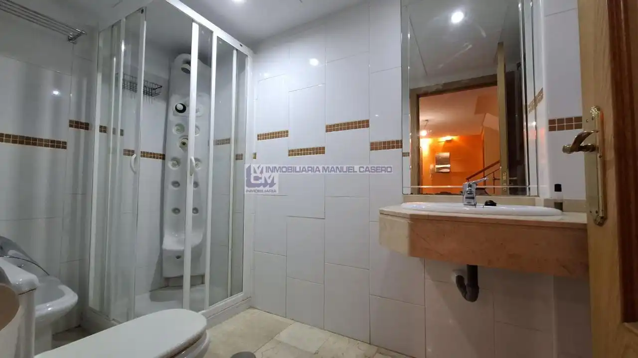 Baño de Ático en venta en Cáceres con Calefacción, Terraza y Trastero