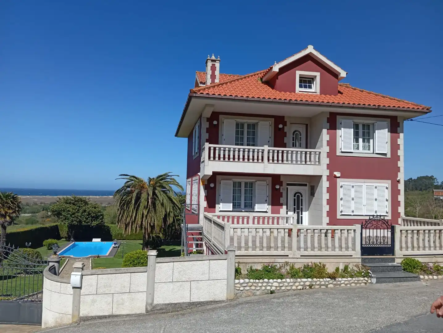 Vista exterior de Casa o xalet en venda en Carballo amb Calefacció, Moblat i Forn
