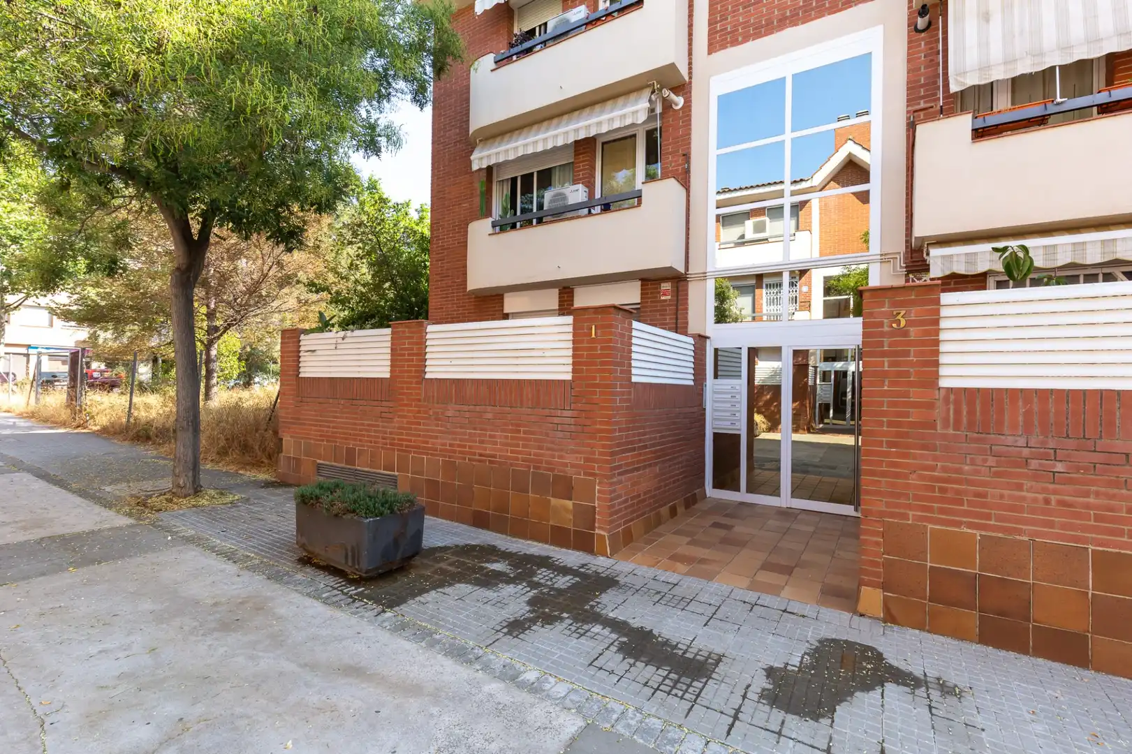 Außenansicht von Erdgeschoss zum Verkauf in Rubí mit Klimaanlage, Heizung und Terrasse
