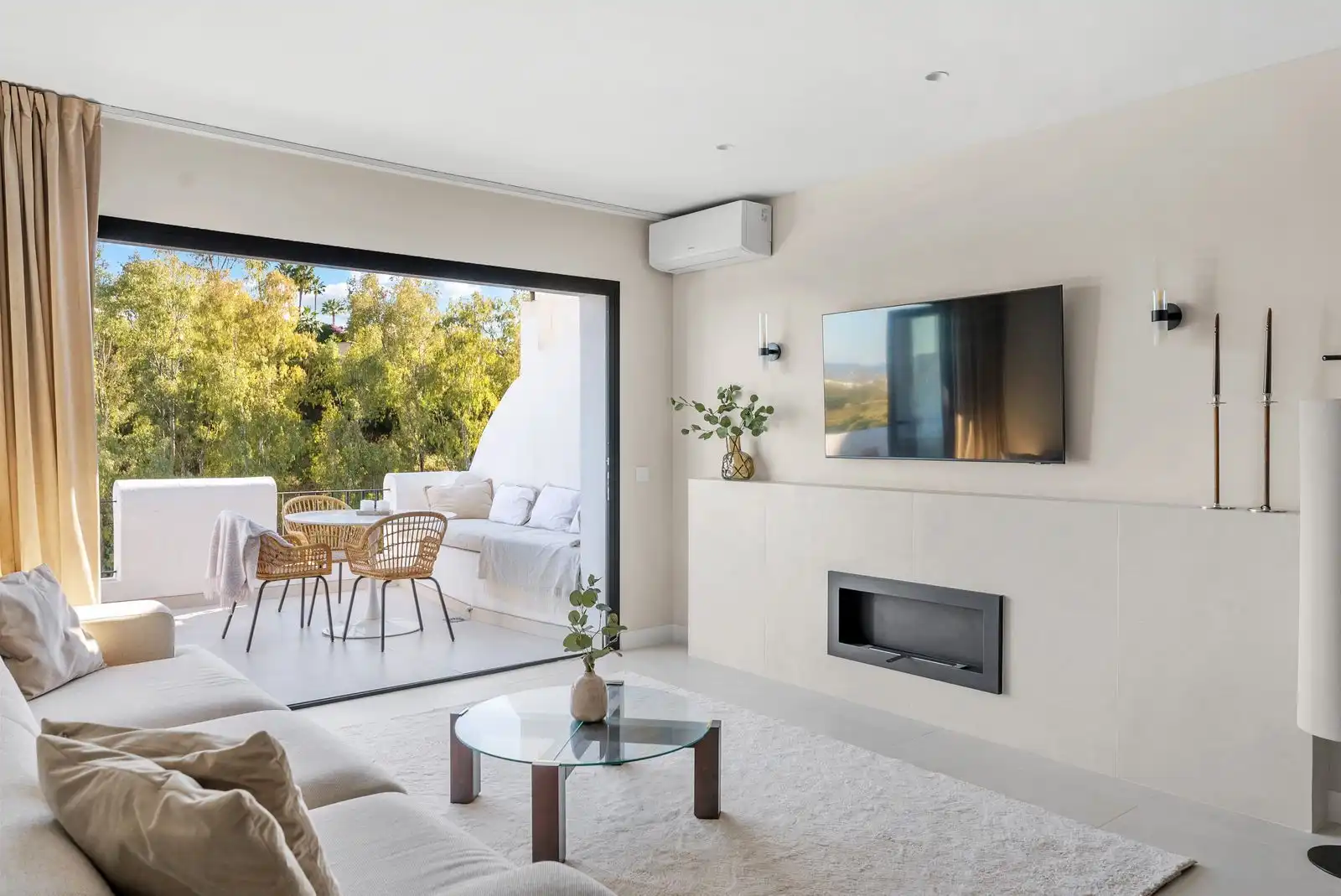 Living room of Flat for sale in Benahavís  with Air Conditioner, Terrace and Furnished