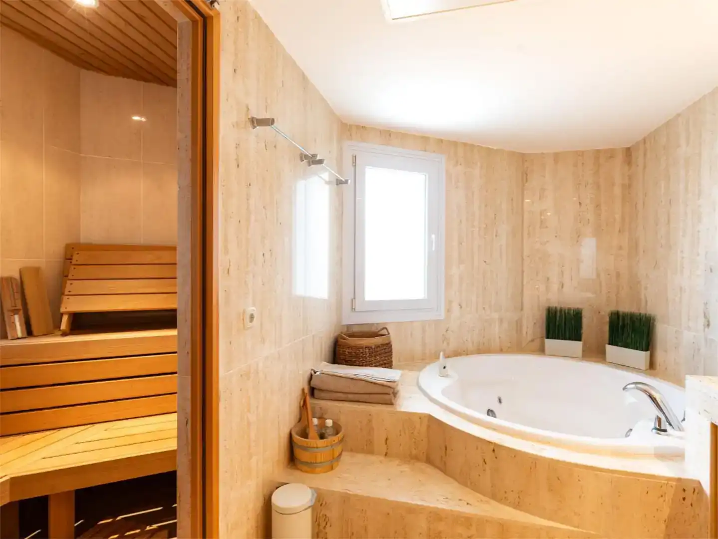 Bathroom of Flat for rent in Marbella  with Air Conditioner, Swimming Pool and Balcony