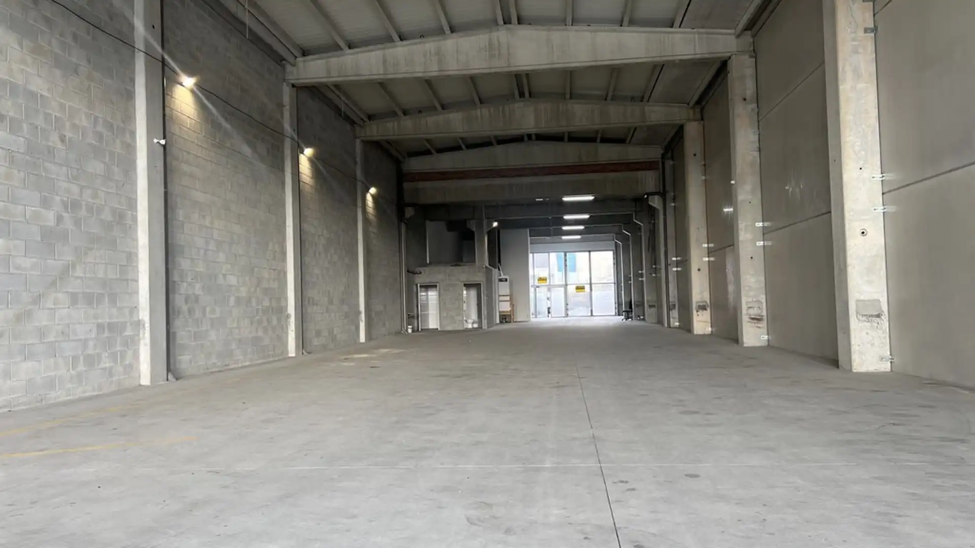 Nave industrial de alquiler en Santiago de Compostela  con Alarma