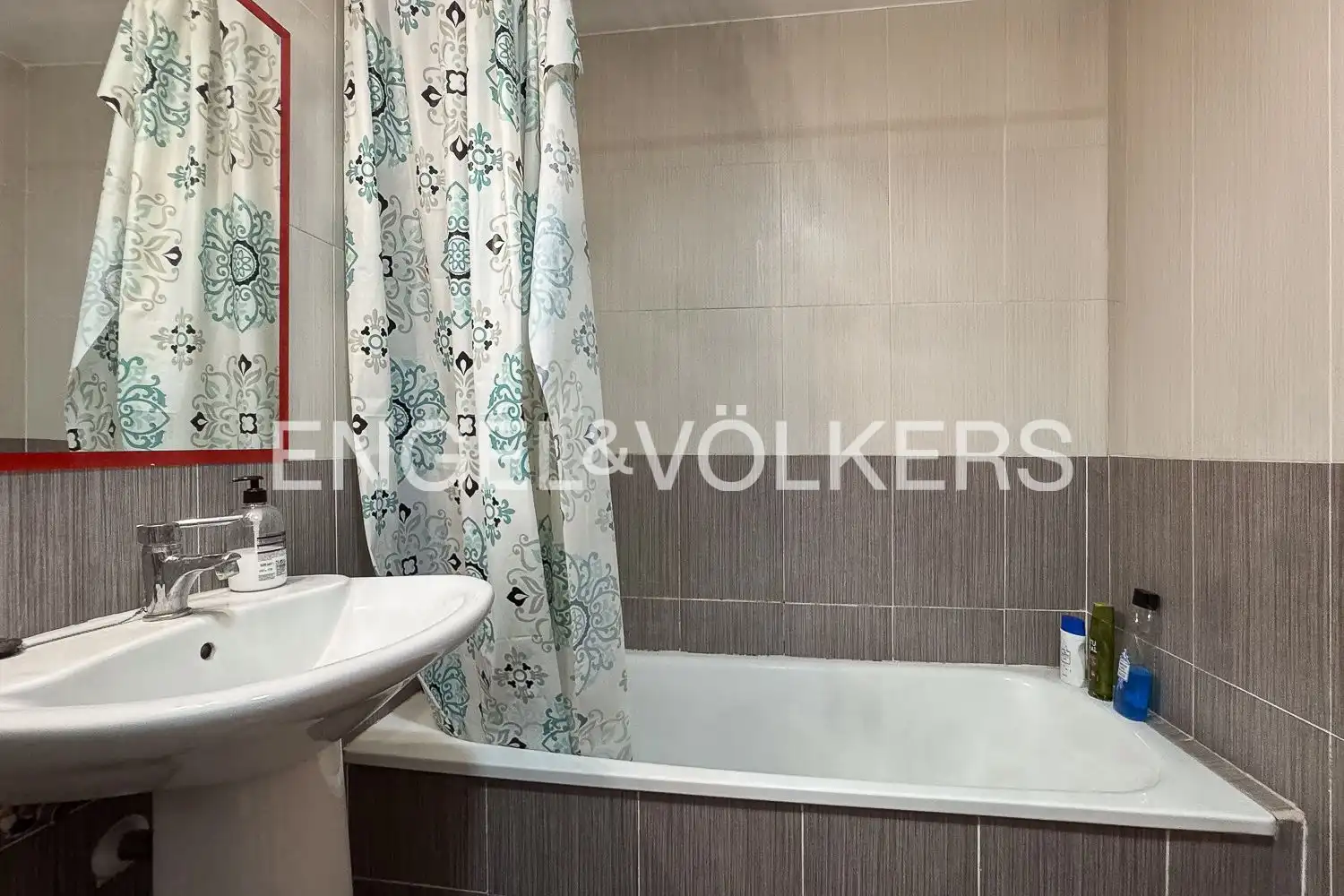 Baño de Piso de alquiler en Valencia con Aire acondicionado, Calefacción y Amueblado
