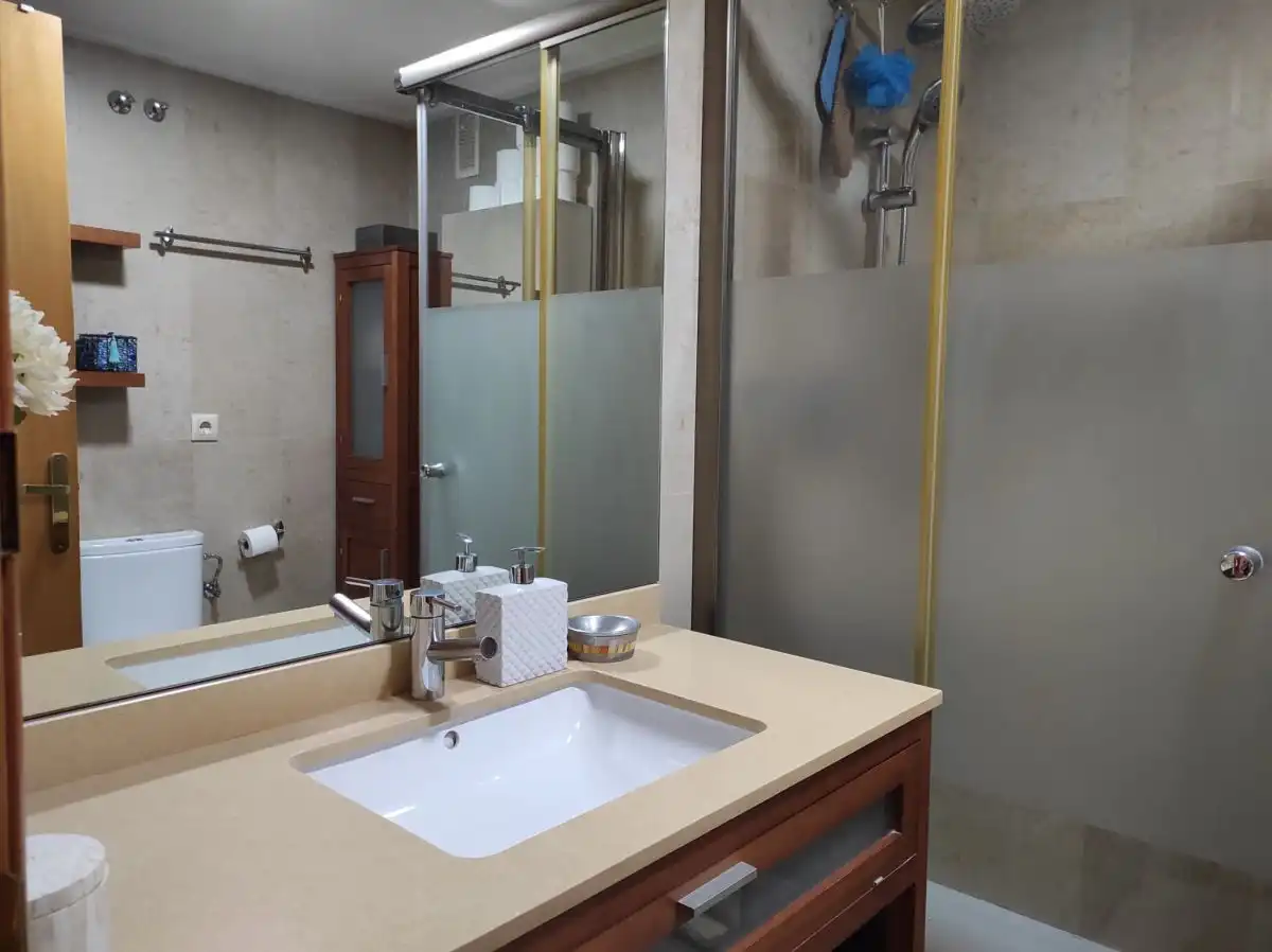 Badezimmer von Wohnung zur Miete in Albacete mit Klimaanlage, Heizung und Parkett