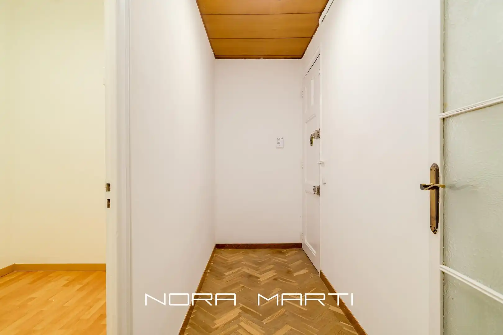 Wohnung zum Verkauf in Barcelona mit Klimaanlage, Parkett und Terrasse