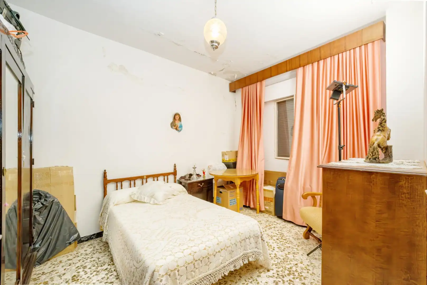 Habitación de Casa adosada en venta en Sanlúcar la Mayor con Aire acondicionado, Calefacción y Terraza