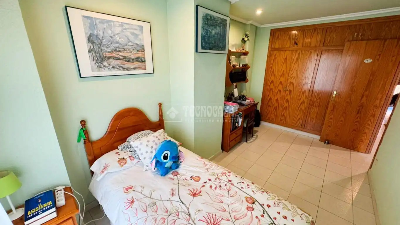 Habitación de Casa adosada en venta en Zaragoza con Aire acondicionado, Terraza y Piscina comunitaria