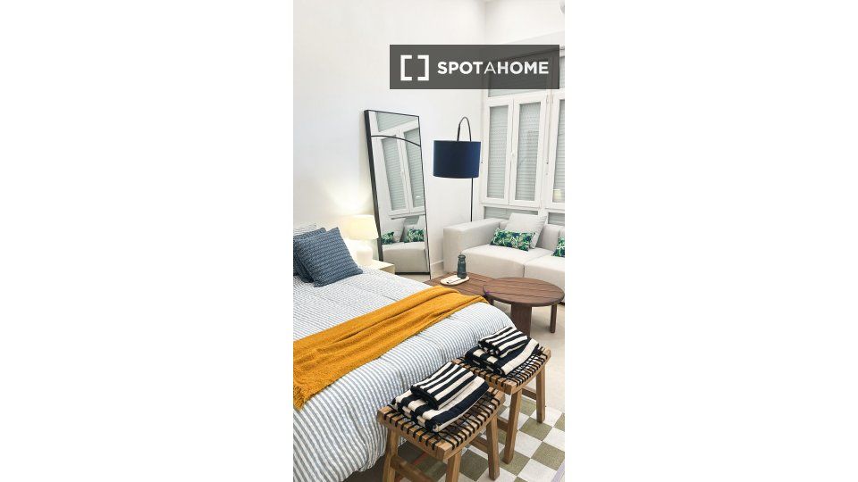 Habitación de Piso de alquiler en  Madrid Capital con Aire acondicionado, Calefacción y Amueblado