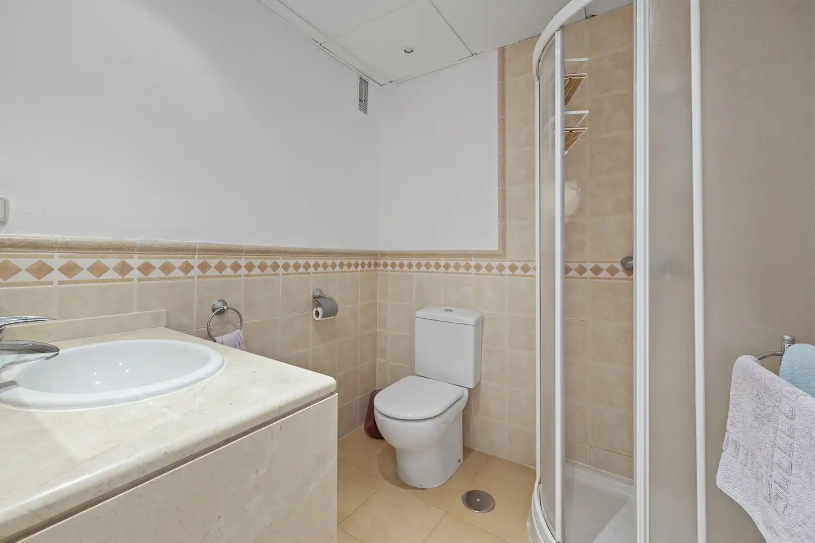 Baño de Apartamento en venta en Marbella con Aire acondicionado, Terraza y Piscina