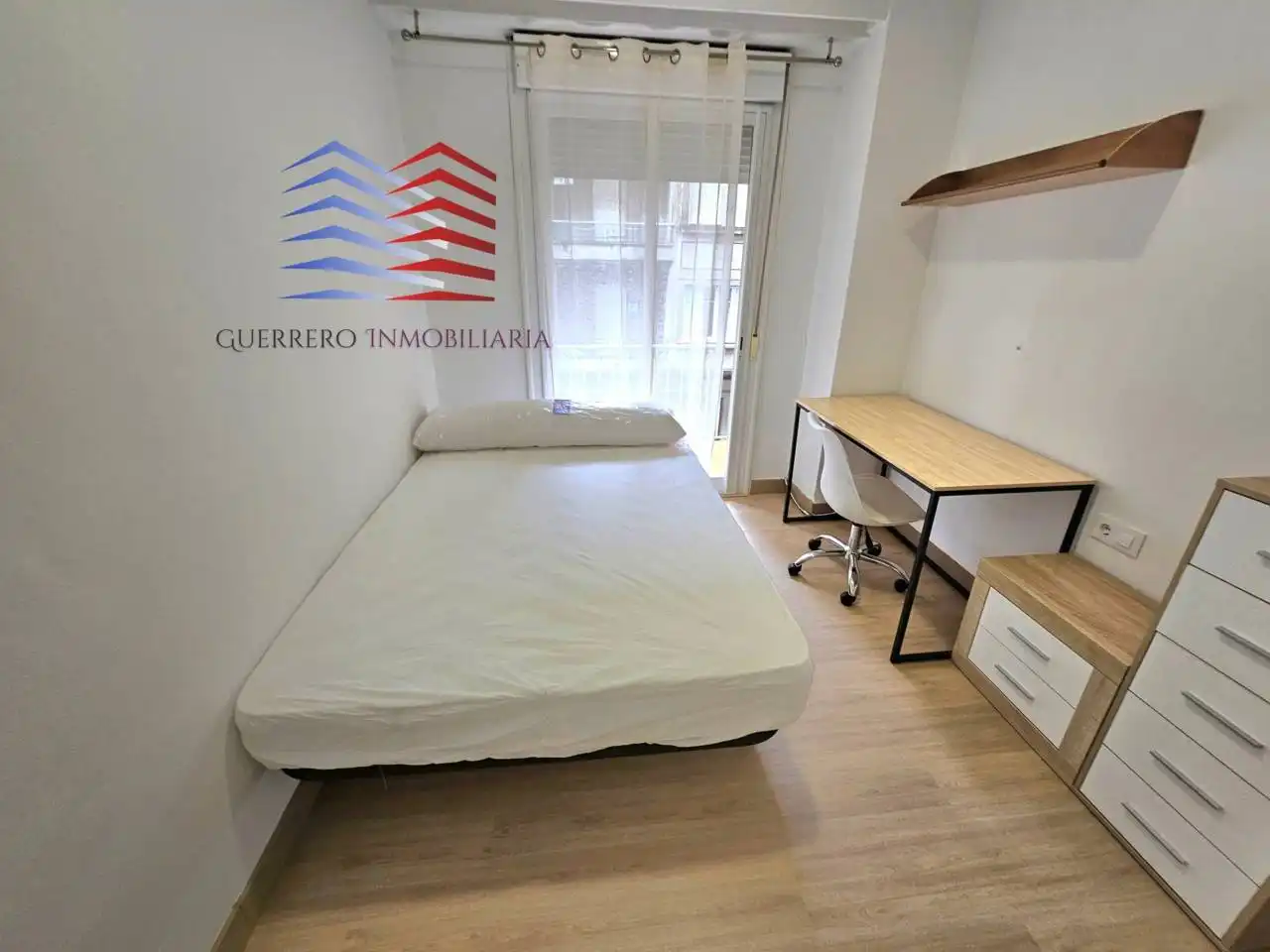 Dormitori de Pis de lloguer en Ourense Capital  amb Calefacció, Terrassa i Moblat