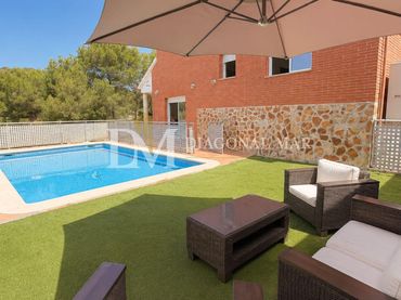 Casa con piscina en venta en Castellet i la Gornal