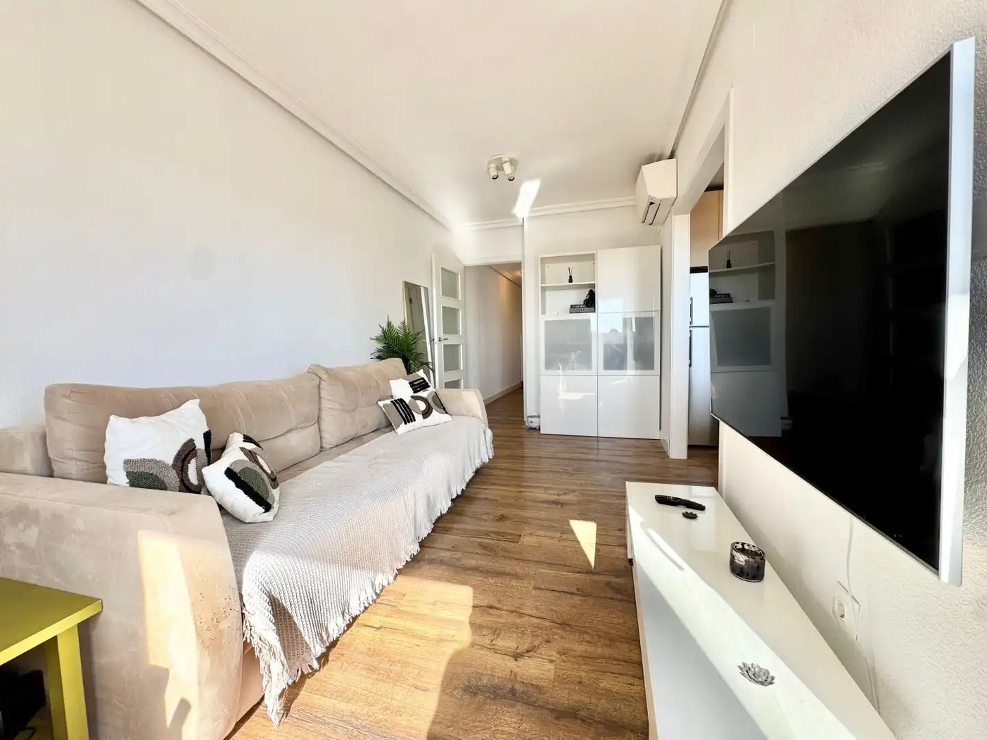 Sala d'estar de Apartament de lloguer en Torrevieja amb Aire condicionat, Piscina i Moblat