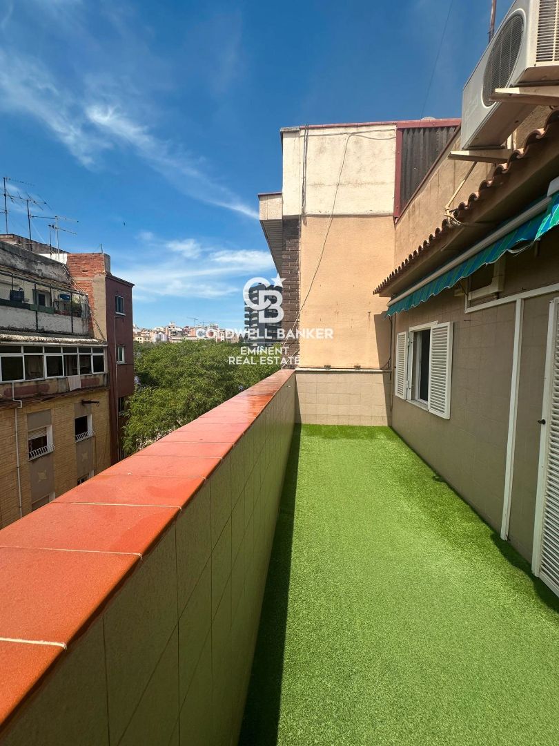 Exterior view of Attic for sale in L'Hospitalet de Llobregat  with Air Conditioner, Parquet flooring and Terrace
