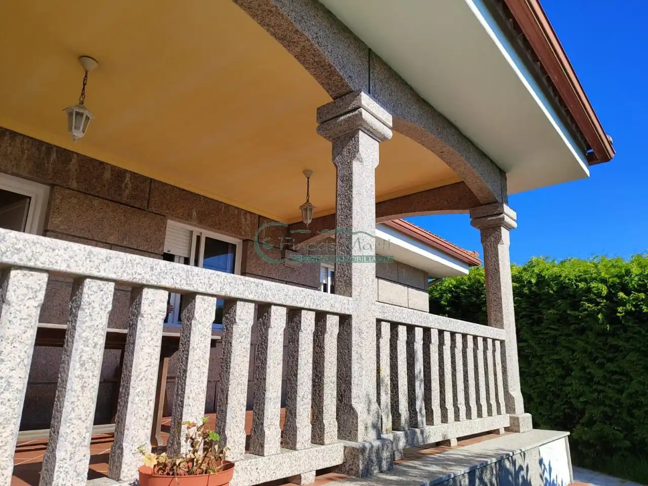Vista exterior de Casa o xalet en venda en Cangas  amb Calefacció, Jardí privat i Terrassa