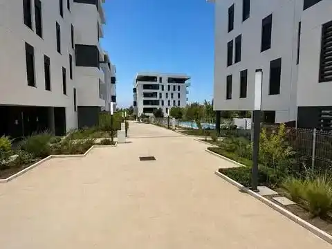 Außenansicht von Wohnung zur Miete in Dos Hermanas mit Klimaanlage, Terrasse und Balkon