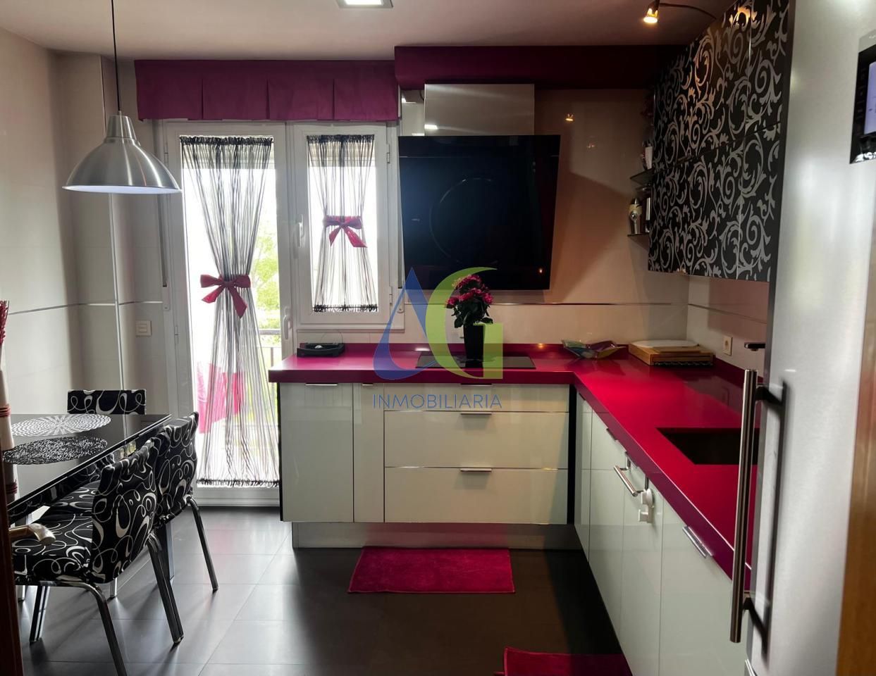 Cuina de Pis en venda en Villaquilambre amb Calefacció, Parquet i Terrassa