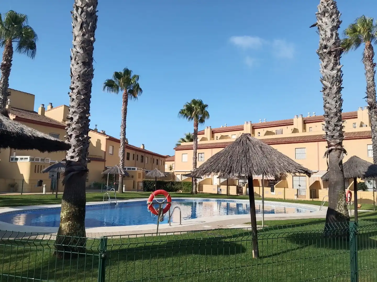 Piscina de Casa adosada en venta en Islantilla con Aire acondicionado, Terraza y Piscina