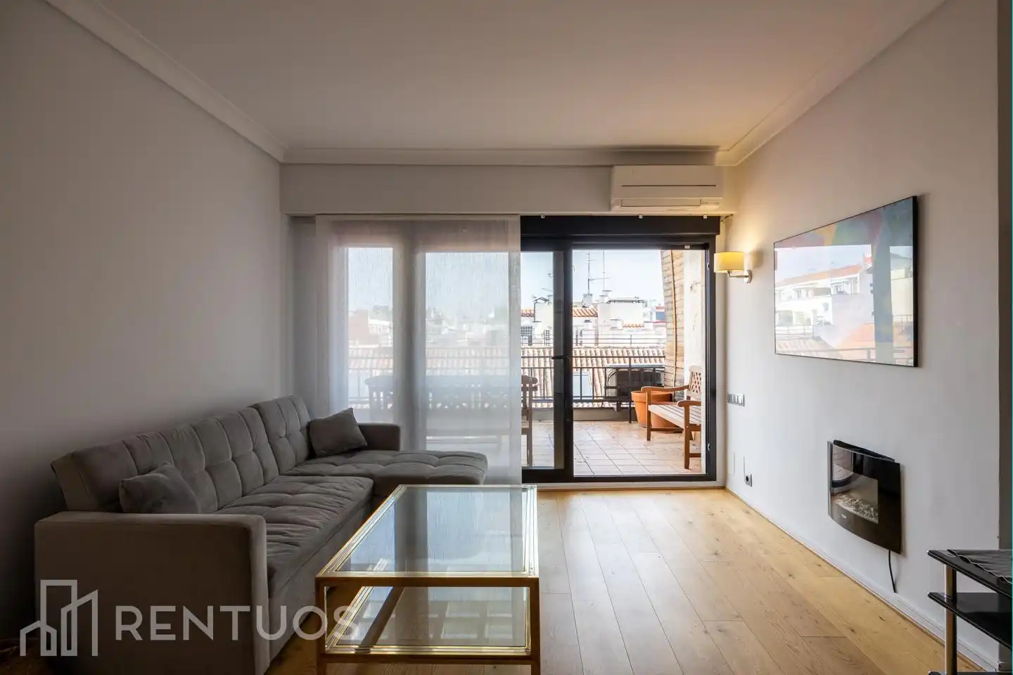 Wohnzimmer von Dachboden zur Miete in Madrid mit Klimaanlage, Parkett und Terrasse
