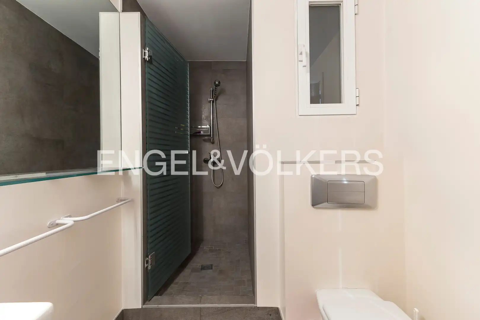 Bathroom of Flat for sale in Madrid  with Air Conditioner, Heating and Parquet flooring