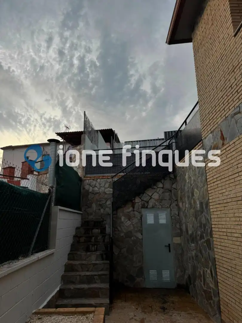 Vista exterior de Casa o chalet en venta en Rubí con Calefacción, Terraza y Piscina