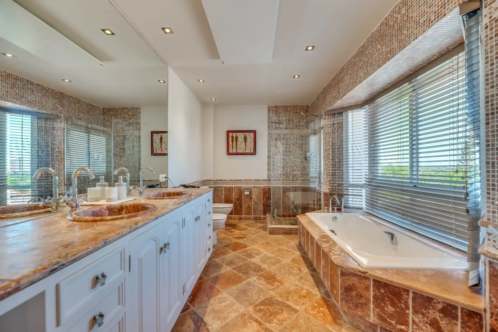 Bany de Casa o xalet en venda en Marbella amb Aire condicionat, Jardí privat i Terrassa