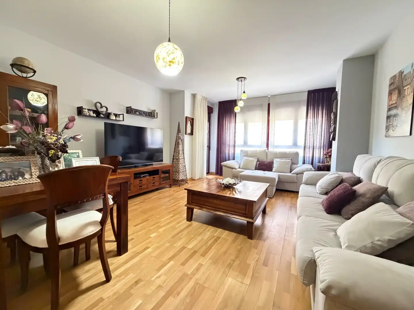 Wohnzimmer von Wohnung zum Verkauf in Plasencia mit Klimaanlage, Schwimmbad und Balkon
