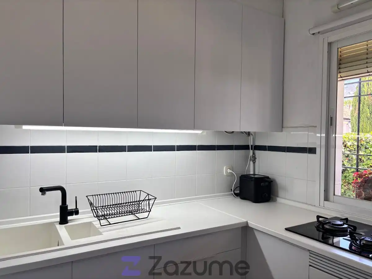 Cocina de Piso de alquiler en Estepona con Aire acondicionado, Jardín privado y Piscina