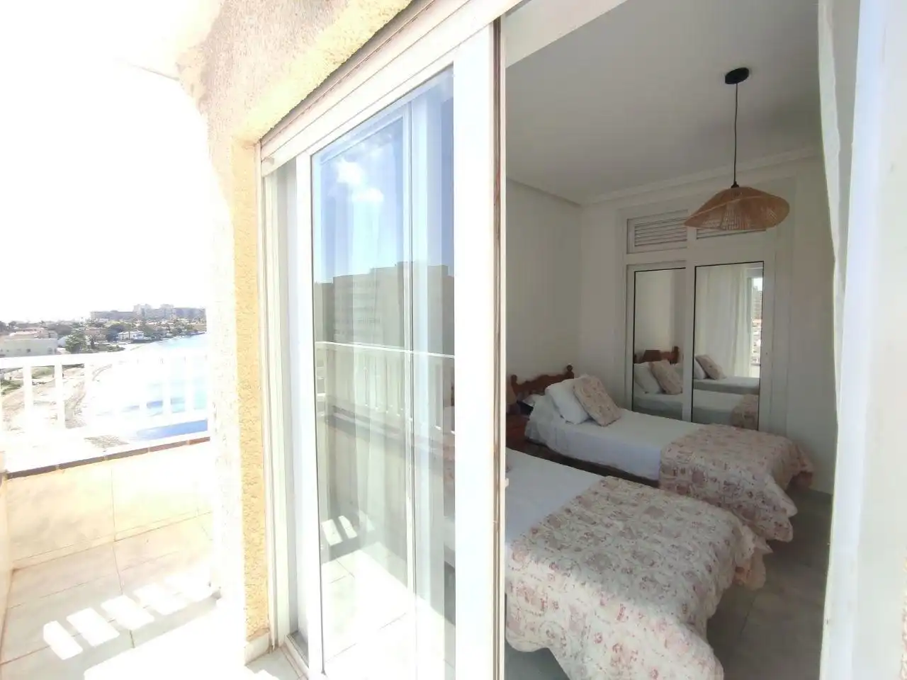 Habitación de Apartamento de alquiler en La Manga del Mar Menor con Calefacción, Terraza y Piscina comunitaria