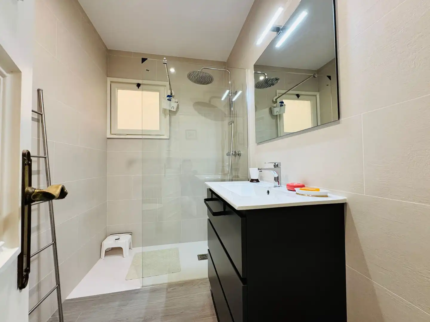 Bathroom of Flat for sale in Figueres  with Air Conditioner, Heating and Terrace