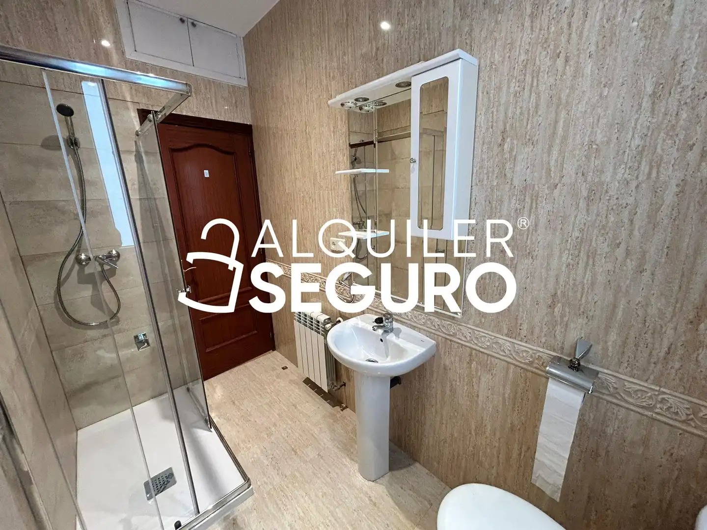 Bathroom of Flat for rent in Madrid  with Air Conditioner and Heating