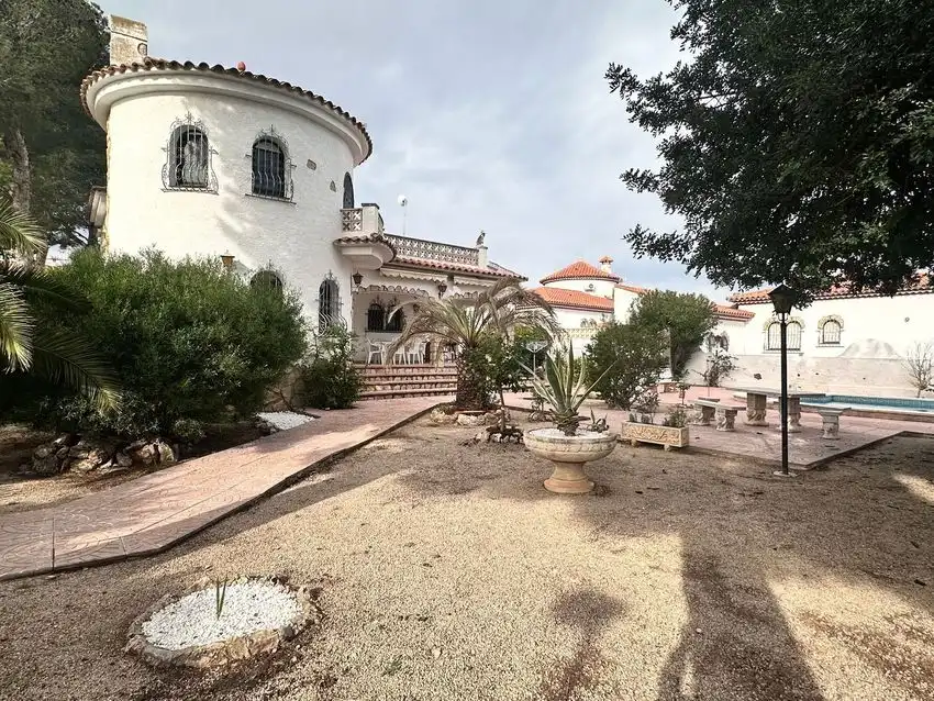 Vista exterior de Casa o xalet en venda en Mont-roig del Camp amb Traster i Piscina
