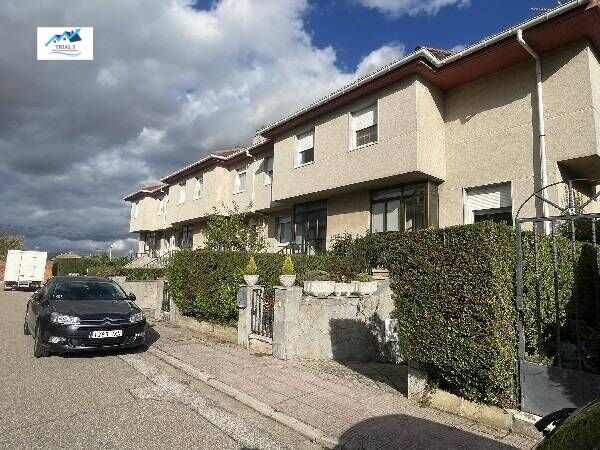 Vista exterior de Casa o xalet en venda en Burgos Capital amb Jardí privat