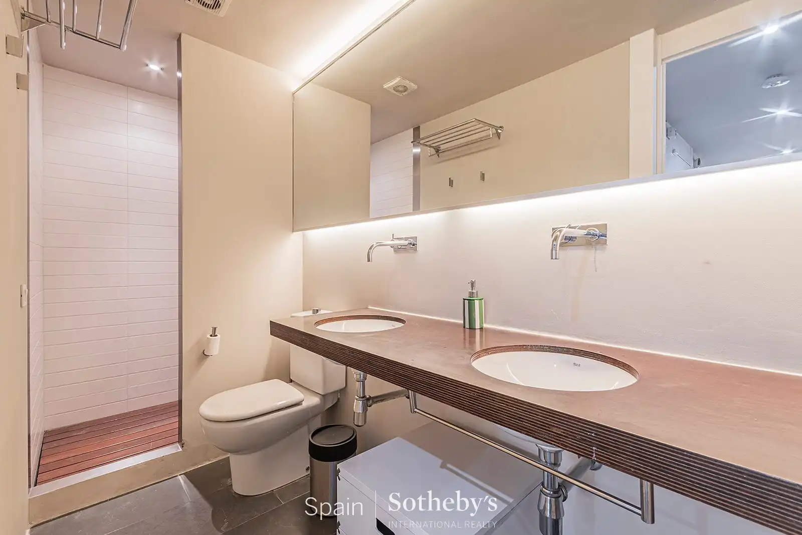 Baño de Ático en venta en Barcelona con Aire acondicionado, Terraza y Piscina