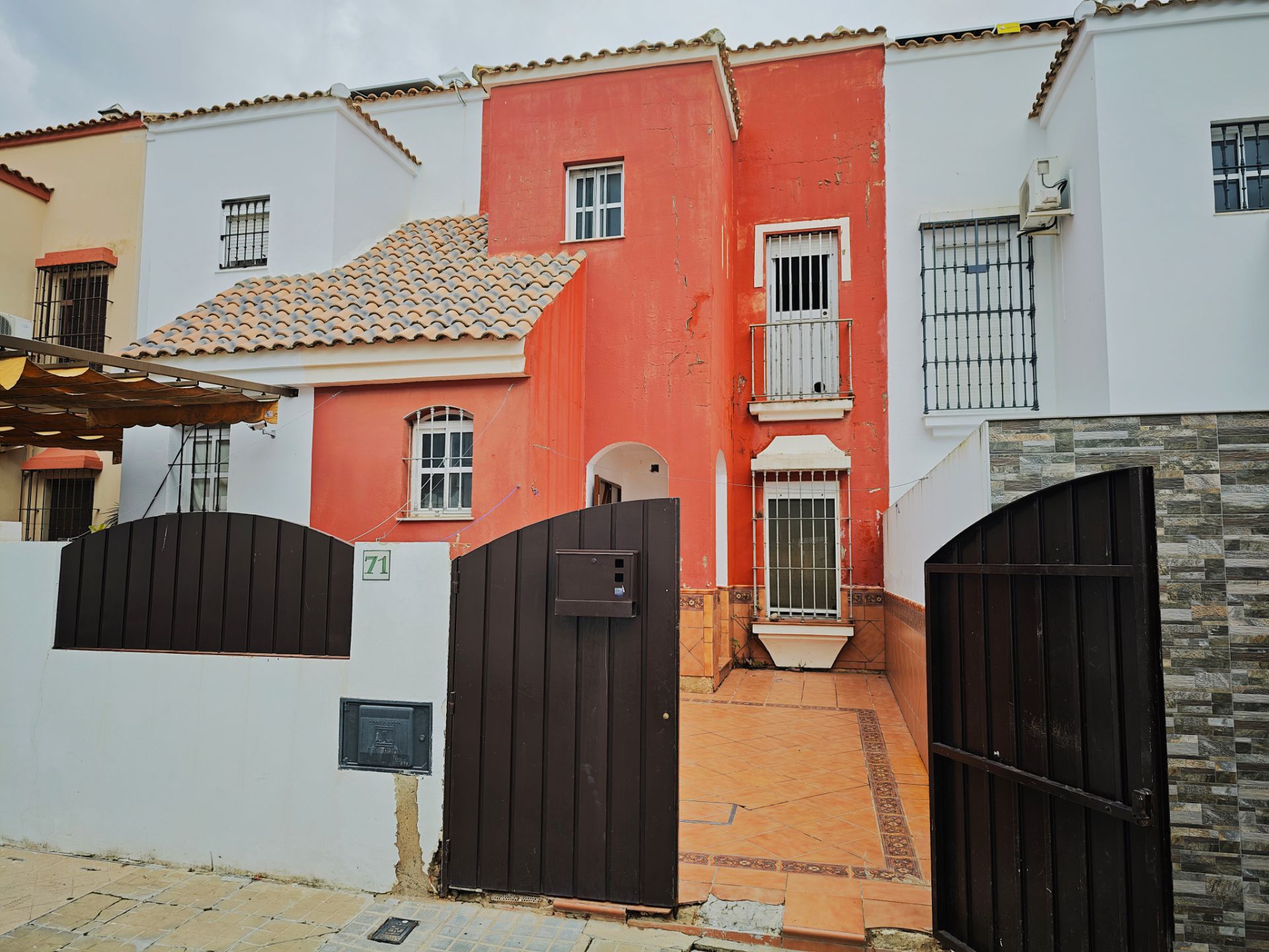 Vista exterior de Casa adosada en venda en Lebrija amb Terrassa