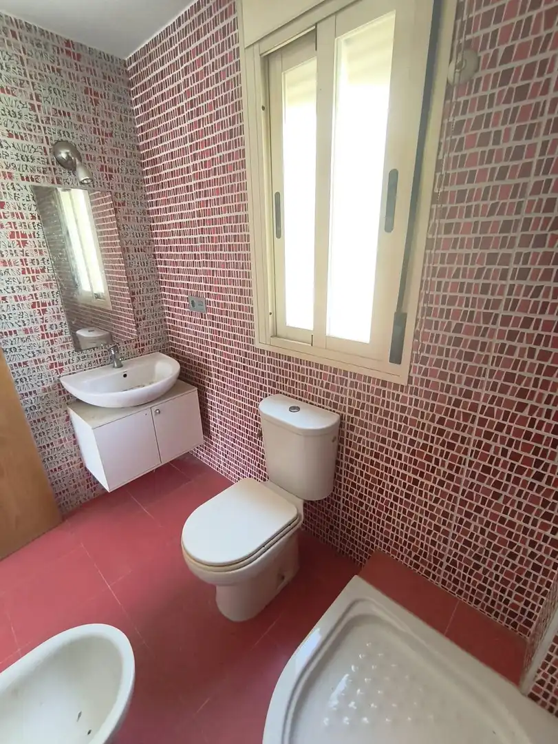 Badezimmer von Dachboden zum Verkauf in Pulianas mit Terrasse und Balkon