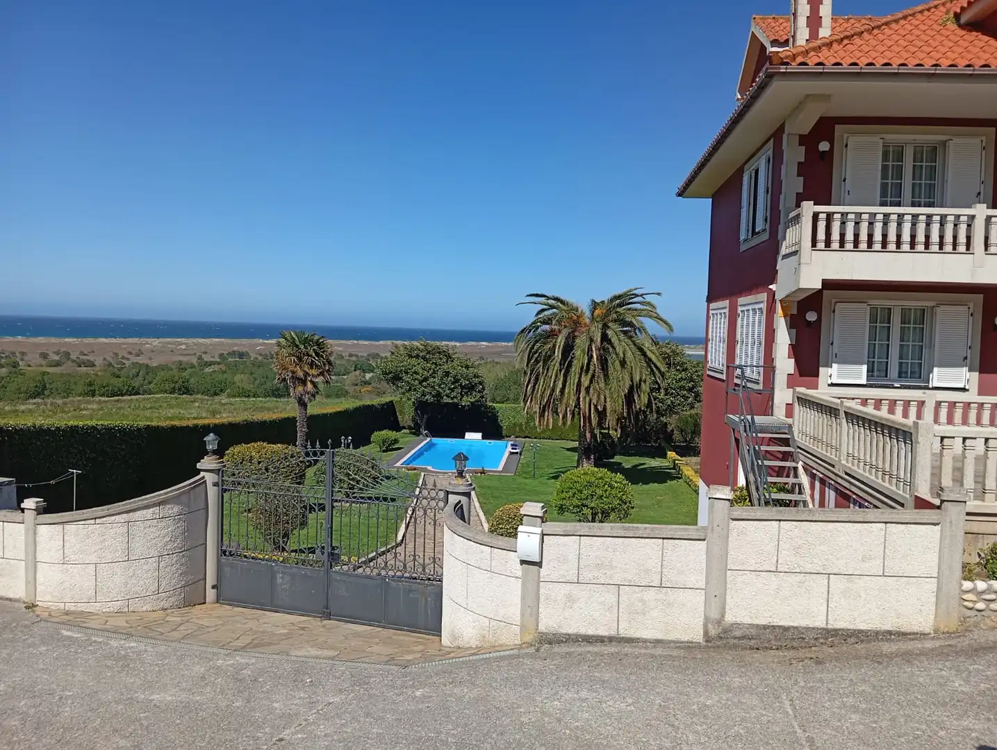 Jardí de Casa o xalet en venda en Carballo amb Calefacció, Moblat i Forn