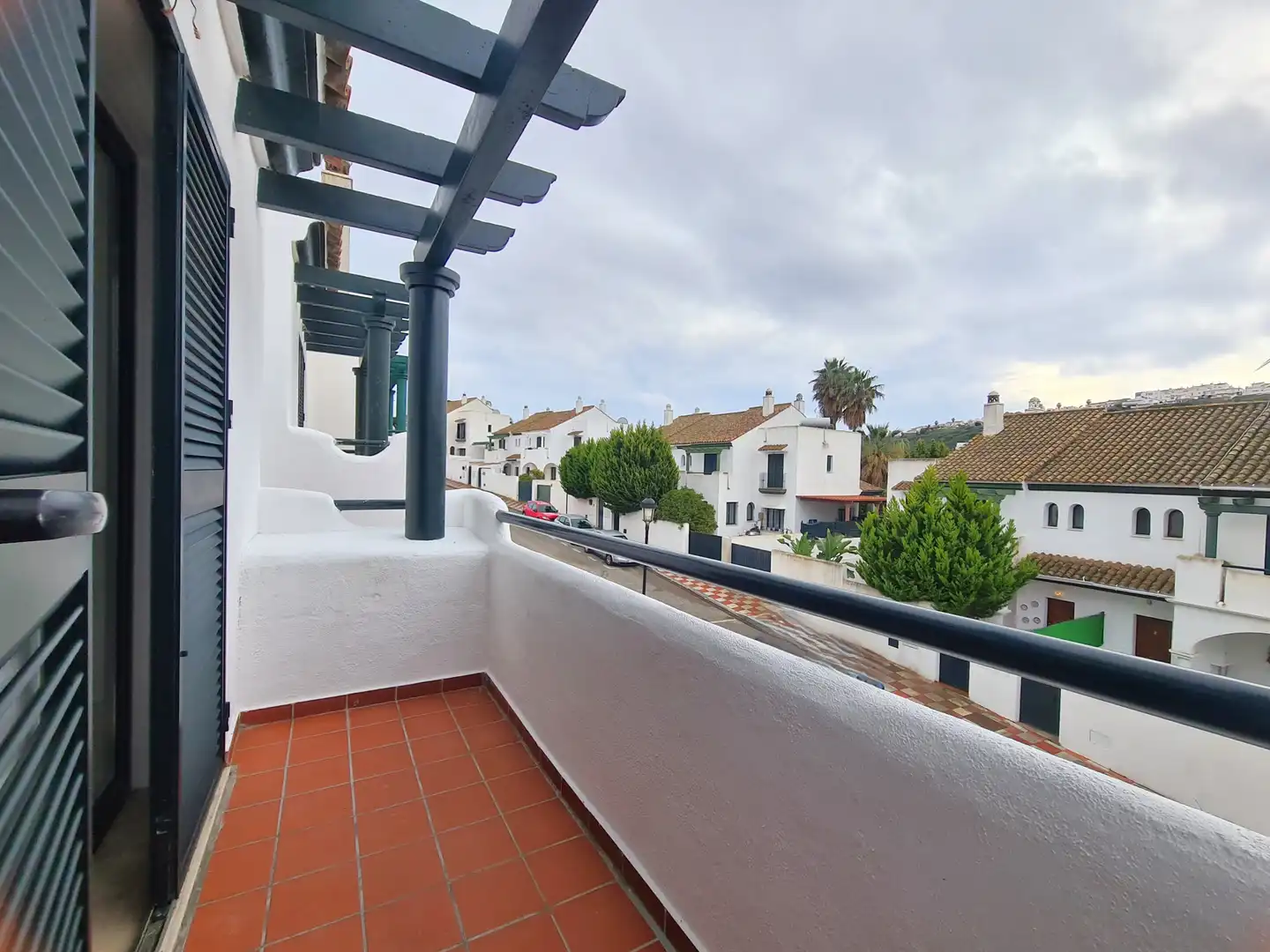 Vista exterior de Casa adosada en venta en Manilva con Terraza, Jacuzzi y Internet