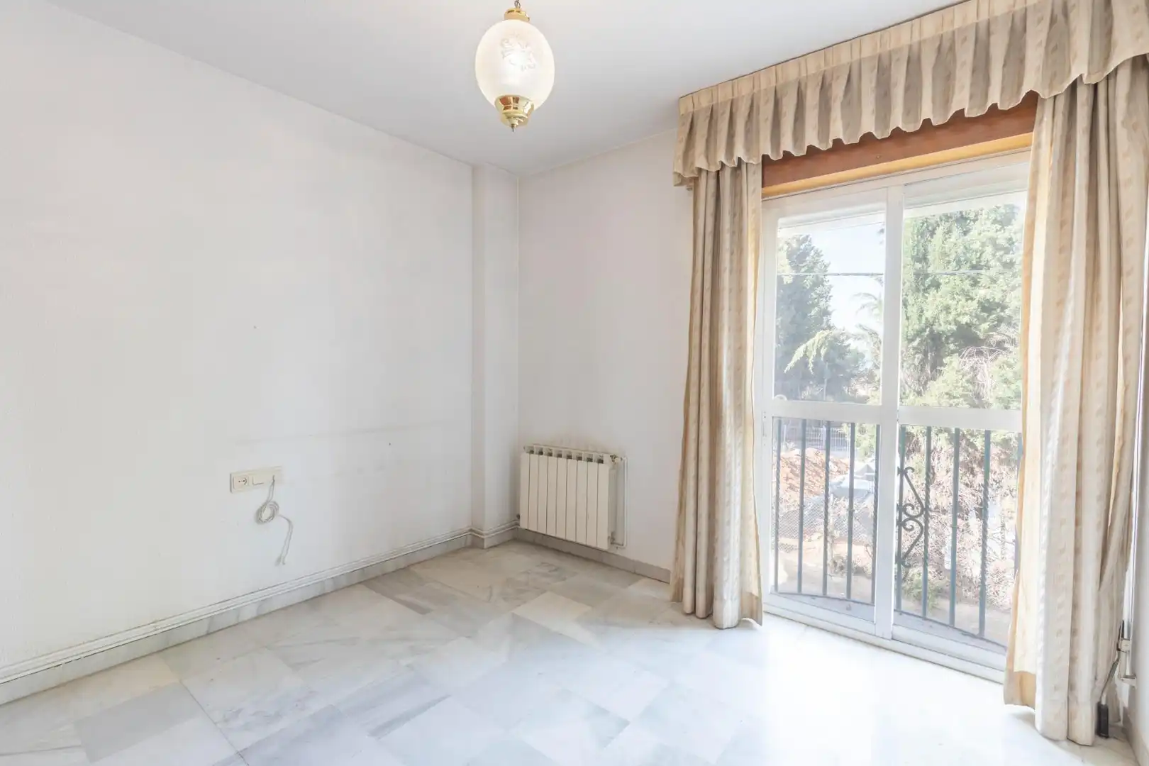 Habitación de Casa adosada en venta en Granada con Calefacción, Terraza y Trastero