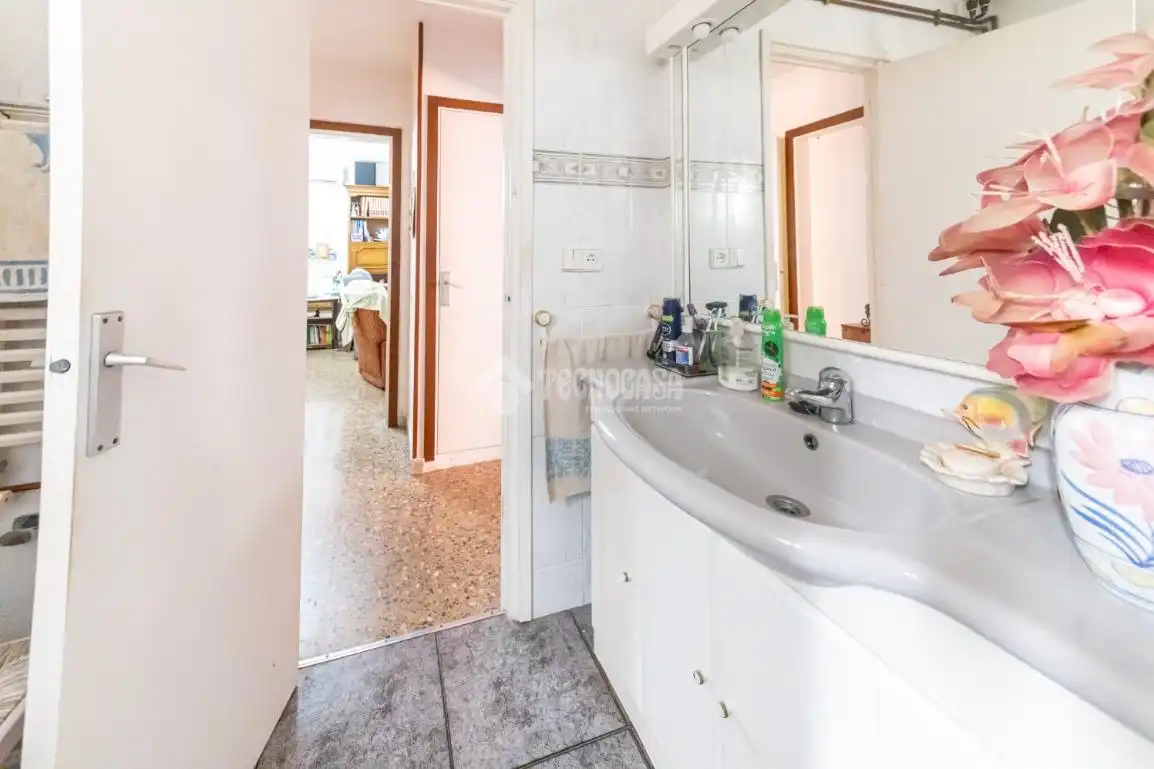 Badezimmer von Wohnung zum Verkauf in Cubelles mit Balkon