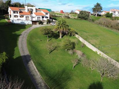 Vista exterior de Casa o xalet en venda en San Vicente de la Barquera amb Calefacció, Jardí privat i Parquet