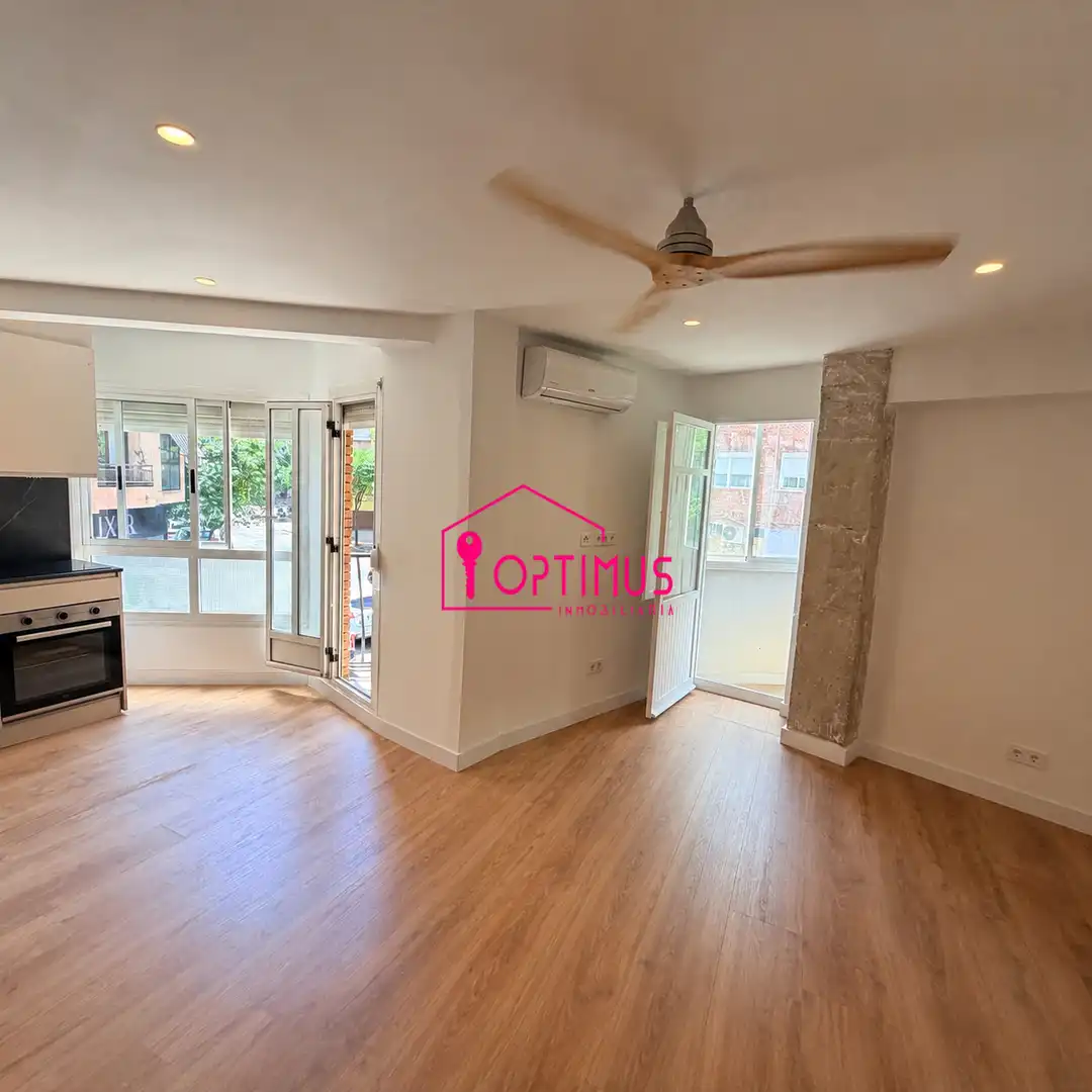 Bedroom of Apartments for sale in Valencia  with Air Conditioner, Oven and Balcony