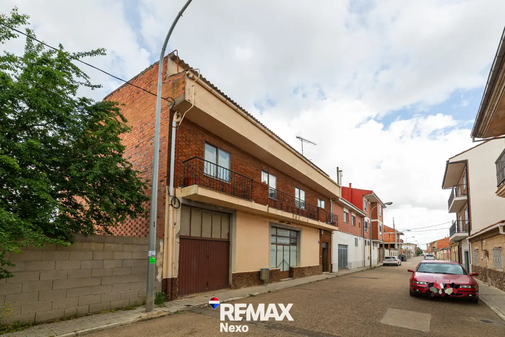 Vista exterior de Casa adosada en venta en Benavente con Jardín privado, Parquet y Trastero