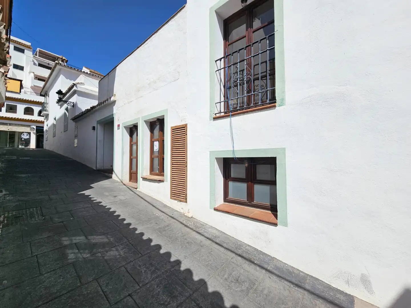 Außenansicht von Geschaftsraum zur Miete in Benahavís mit Klimaanlage und Terrasse