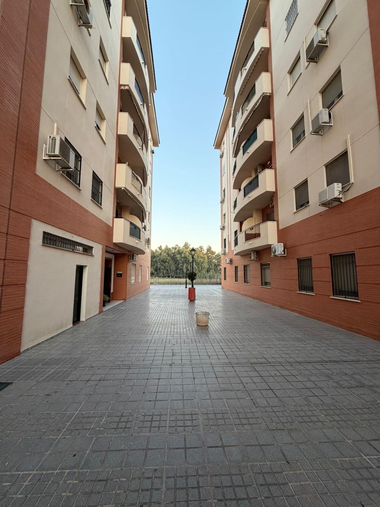 Vista exterior de Local en venta en Utrera