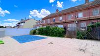 Piscina de Casa adosada en venda en San Martín de la Vega amb Aire condicionat