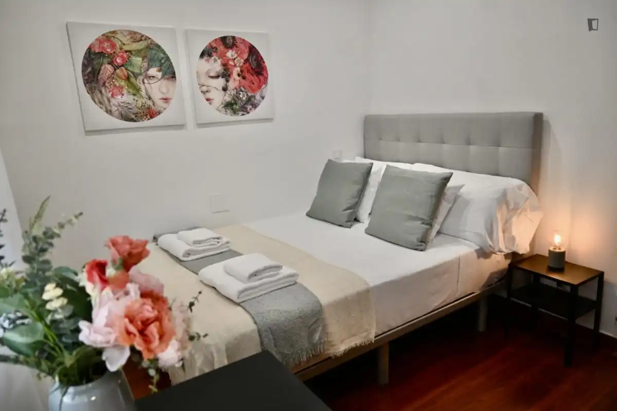Dormitori de Apartament de lloguer en Madrid amb Aire condicionat, Calefacció i Moblat