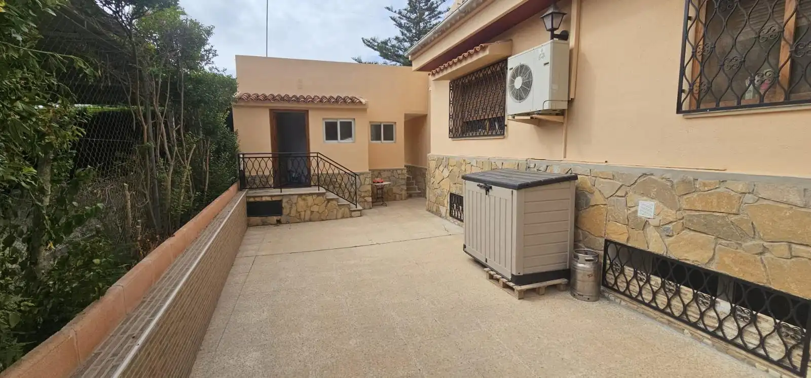 Vista exterior de Casa o xalet en venda en Mutxamel amb Jardí privat, Piscina i Moblat