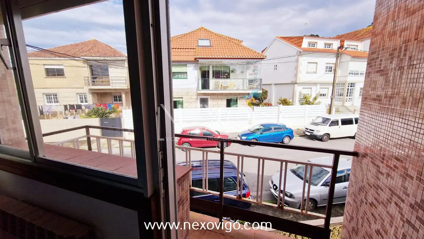 Vista exterior de Casa o xalet en venda en Cangas  amb Calefacció, Jardí privat i Parquet