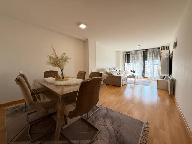 Piso en Venta en Plaza Sierra de Gredos en Ensanche - Río Júcar